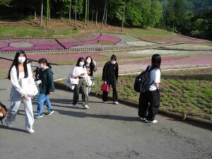 看護学生の楽しい学校生活　スポーツと癒し「散策」